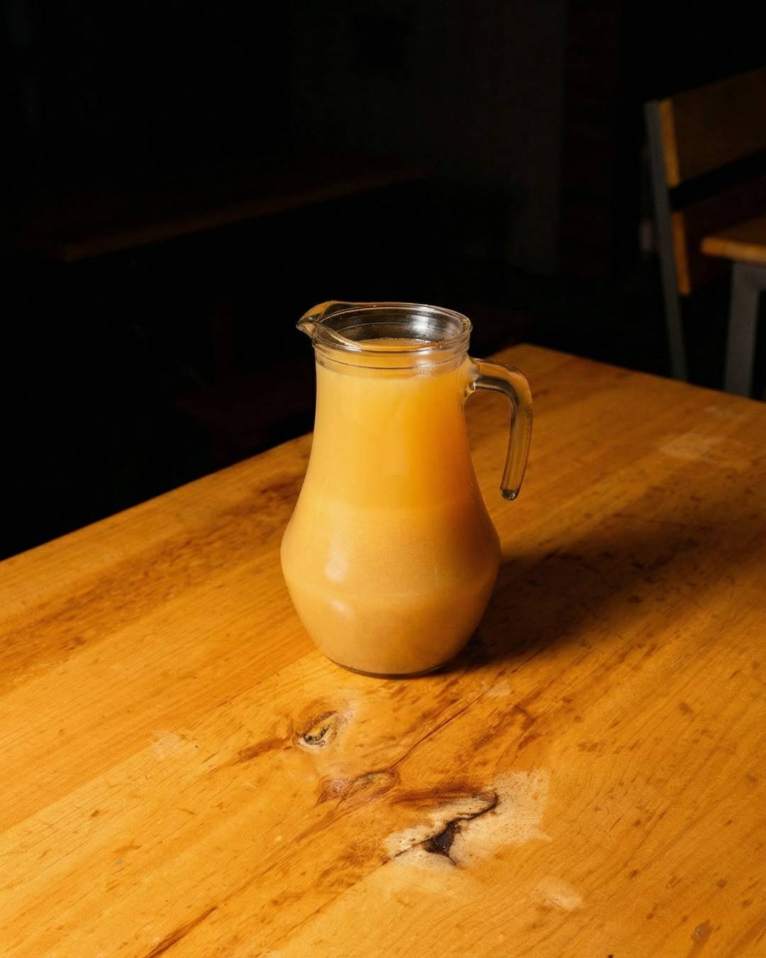 freepik__deja-solo-la-jarra-hazla-mas-pequea-y-ponla-en-el-__83460